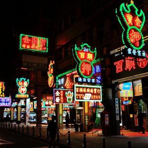 含紧一点h楼梯边做边走动漫
