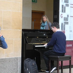 含紧一点h楼梯边做边走动漫
